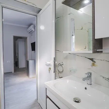 Luka Apartment *